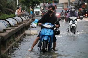 Triều cường đạt đỉnh, nhiều tuyến đường ở TP.HCM bị ngập 