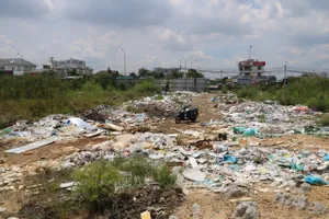 Bãi cỏ xanh trên đường Liên Phường biến thành bãi rác