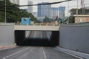 Ngày mai thông xe một nhánh hầm chui Nguyễn Văn Linh - Nguyễn Hữu Thọ, người dân đi lại ra sao?