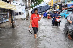 Người dân TP.HCM lại chật vật lội nước về nhà sau cơn mưa lớn chiều nay