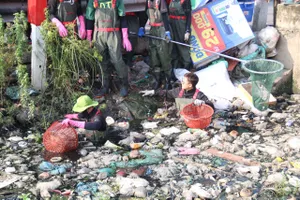 Ra quân dọn rác, khơi thông dòng chảy kênh ở quận Bình Tân