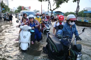 Mưa lớn kết hợp triều cường, đường Trần Xuân Soạn ngập ‘chưa từng thấy’