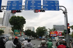 TP.HCM: Thêm nhiều giao lộ có biển phụ cho phép xe máy rẽ phải khi đèn đỏ