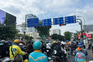 Hiểu rõ các trường hợp có thể bị xử phạt vì chắn lối rẽ phải khi dừng đèn đỏ