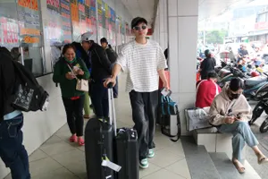 Bến xe, cửa ngõ phía Tây TP.HCM chật kín người về quê nghỉ Tết 