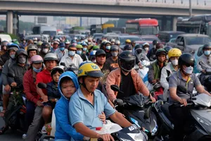 Sáng 25 Tết, đường về miền Tây chật kín người và phương tiện