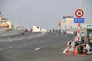 Người dân vui mừng được đi trên cầu Bà Hom 