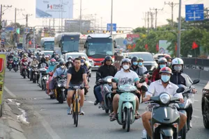 Chùm ảnh: Cửa ngõ phía Tây TP.HCM bắt đầu đông xe chiều mùng 5 Tết