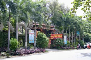 Phố cà phê xanh đầu tiên ở TP.HCM thu hút khách