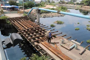 TP.HCM: Tháo dỡ hai cây cầu sắt tạm thuộc dự án cầu Bà Hom