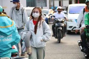 Chiều 4-4, nhộn nhịp người dân rời TP.HCM về quê nghỉ lễ