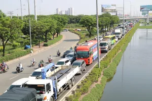 Cửa ngõ phía Đông, Tây TP.HCM ùn ứ ngày đầu nghỉ lễ