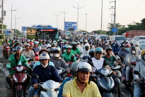 Người dân quay lại sau kì nghỉ, cửa ngõ TP.HCM phía Tây ùn ứ