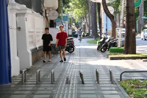 Sẽ tháo dỡ thanh chắn xe máy trên vỉa hè sau 8 năm triển khai