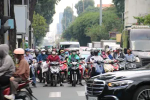 Thêm giải pháp cho xe rẽ phải, nhiều giao lộ ở TP.HCM vẫn ùn ứ