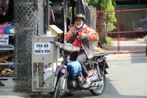 Nắng nóng kéo dài, nhiều bình nước miễn phí xuất hiện trên đường phố TP.HCM