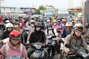 Người dân TP.HCM nườm nượp ra bến xe về quê nghỉ lễ 