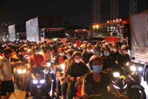 21 giờ ngày 29-4: Mọi nẻo đường về miền Tây đang ùn ứ