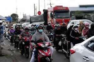 Cửa ngõ phía Tây TP.HCM nhộn nhịp người dân quay trở lại TP dù chưa hết kỳ nghỉ 