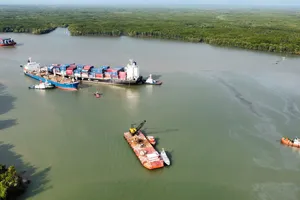 Yêu cầu làm sạch đường bờ sau vụ va chạm giữa 2 tàu tại sông Lòng Tàu