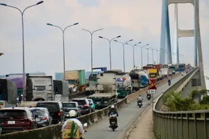 Cầu Phú Mỹ ùn ứ giao thông từ trước khi điều chỉnh phân làn 
