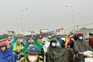 Mưa lớn trút xuống TP.HCM: Nhiều nơi đường ùn ứ, nước lênh láng