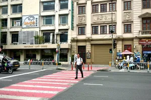 Lần đầu tiên, TP.HCM lắp đèn cảnh báo để người đi bộ qua đường