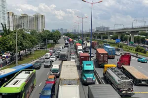 Đang ùn ứ kéo dài tại ngã tư Thủ Đức, TP.HCM