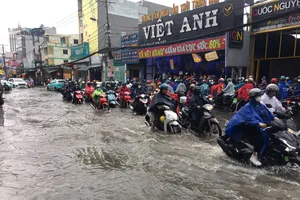 TP Thủ Đức: Nhiều tuyến đường ngập sâu sau cơn mưa lớn 