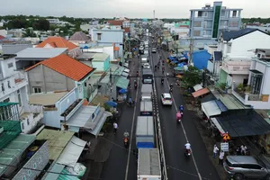 Phà Cát Lái đang ùn ứ kéo dài cả chục km