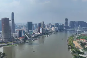 Tháo dỡ cầu cảng để thi công cầu đi bộ qua sông Sài Gòn