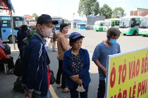 Điều chỉnh lộ trình nhiều tuyến xe buýt: Người dân than phiền, bến xe nói không hợp lý