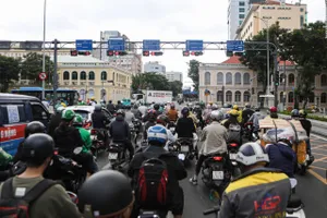 Hàng loạt tuyến xe buýt tạm ngưng lưu thông qua đường Lê Duẩn, hành khách chú ý