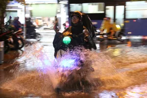 Nhiều tuyến đường ở TP.HCM ngập nặng tối cuối tuần