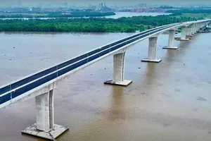 7 giờ ngày 20-8, các phương tiện lưu thông qua cầu Nhơn Trạch chú ý