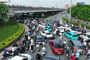 Sáng đầu tiên cấm ô tô qua cầu Bình Triệu 1, ùn ứ khắp nơi