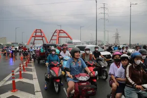 TP.HCM: Mở lại lối xuống cầu Bình Lợi vì ùn tắc nghiêm trọng