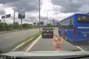 Đình chỉ tài xế xe buýt chuyển làn sai, tạt đầu ô tô trên đường Võ Nguyên Giáp