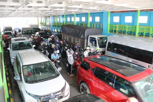 'Giải cứu' phà Bình Khánh giữa lúc người dân chờ cầu Cần Giờ