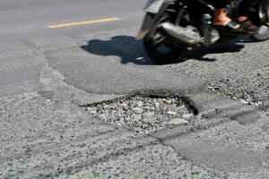 Đường Nguyễn Hoàng sửa chưa lâu lại hỏng, người dân vấp ổ gà té ngã