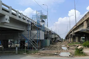 Bắt đầu nâng tĩnh không cầu Bình Phước 1, TP.HCM