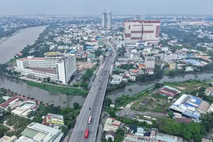 TP.HCM tách xe tải nặng và xe 2 bánh trên Quốc lộ 13