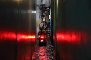 Triều cường liên tục nhiều ngày, người dân TP.HCM vất vả chạy ngập