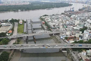 Cấm một số loại xe lưu thông lên cầu Tân Thuận 1