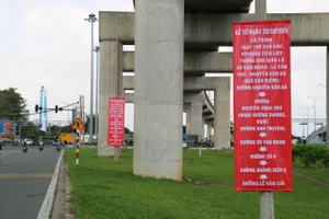 Xe cộ xung đột, TP.HCM điều chỉnh giao thông khu vực ngã tư Thủ Đức