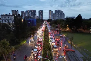 TP.HCM: Đến tối, nhiều tuyến đường vẫn ùn ứ vì triều cường dâng cao