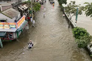 Ngày thứ 3 liên tiếp, người dân nhiều khu vực ở TP.HCM bì bõm lội nước về nhà
