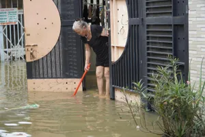Ngập liên tục 2 ngày, người dân TP.HCM vất vả kê đồ đạc