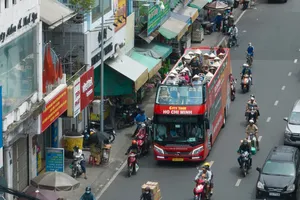 Xe buýt 2 tầng đậu lộn xộn ở trung tâm, TP.HCM sẽ dùng camera xử phạt