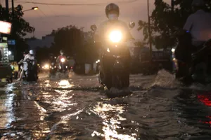 Người dân TP.HCM lội nước về nhà trong ngày triều cường đạt đỉnh